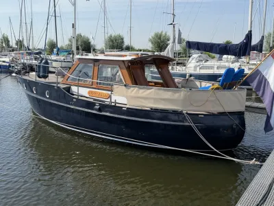 motorjacht aangemeerd in jachthaven
