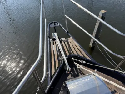 voorkant van een boot met boegspriet en water