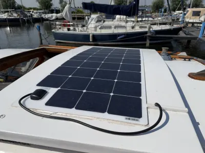 dak met zonnepaneel op boot in haven