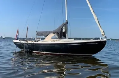 zeilboot op rustig water