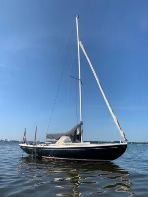 zeilboot op kalm water