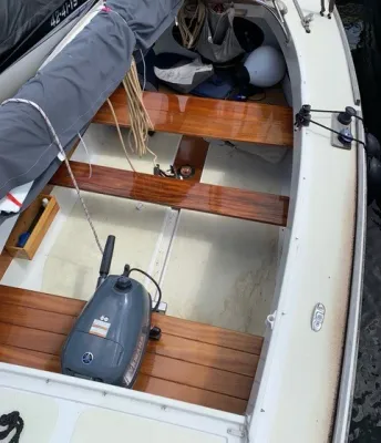 interieur van kleine boot met houten banken