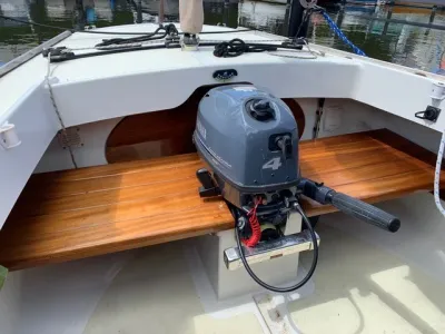 buitenboordmotor in kuip van zeilboot