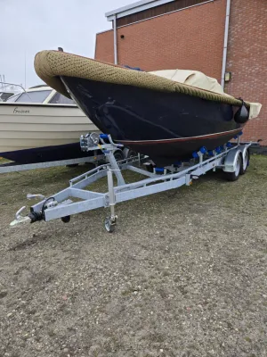 sloep op trailer bij opslaglocatie