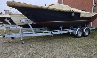 boot op trailer op grindterrein