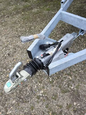 voorkant van boottrailer op grind