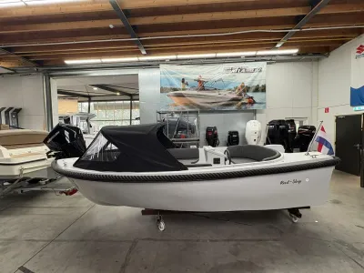 sloep in showroom met buiskap