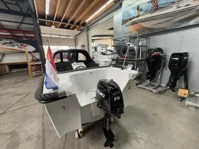 sloep in showroom