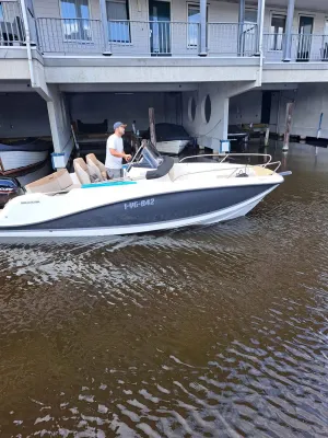 consoleboot aan een steiger bij appartementen