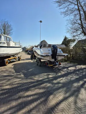 consoleboot op trailer in opslagplaats