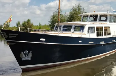 motorschip aangemeerd bij een oever