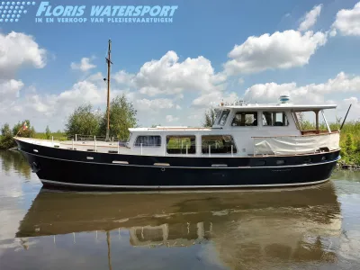 kotter op het water bij zonnig weer