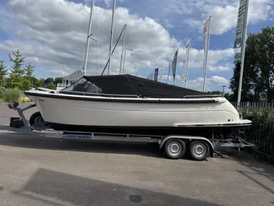 sloep op trailer bij jachthaven