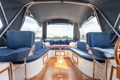 cockpitinterieur met zitbanken en kuiptent