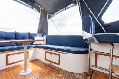 kuip met blauwe zitkussens en tafel