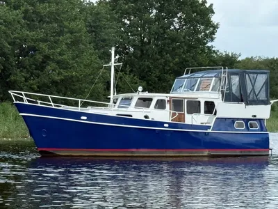 blauwe kotter afgemeerd op rustig water