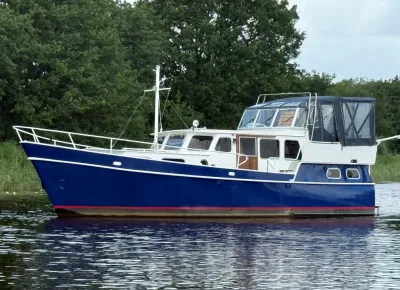 blauwe kotter afgemeerd op rustig water