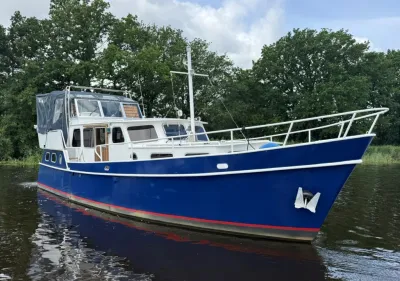 blauwe motorboot op kanaal