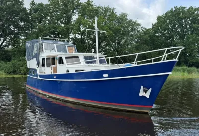 blauwe kotter op rustig water