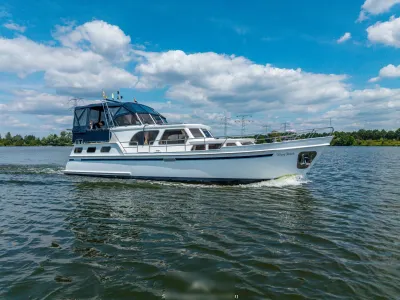 motorjacht op open water