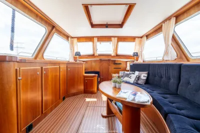 kajuitinterieur met zitbank en tafel