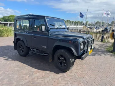 donkere terreinwagen geparkeerd bij jachthaven