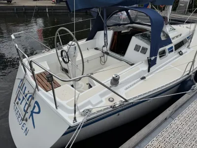 zeilboot afgemeerd in de haven