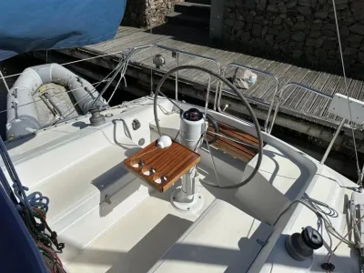 kuip met stuurwiel en bijboot