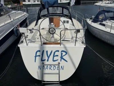 achteraanzicht zeilboot in jachthaven