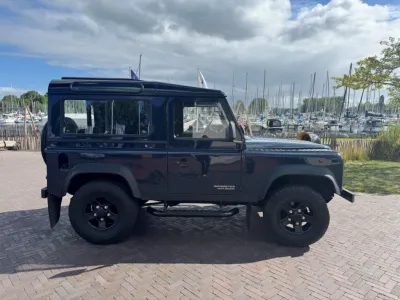 donkere terreinwagen geparkeerd bij jachthaven