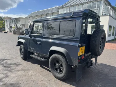 donkere terreinwagen geparkeerd op straat