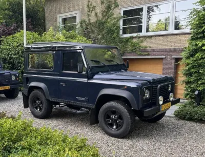 donkere terreinwagen geparkeerd voor woning