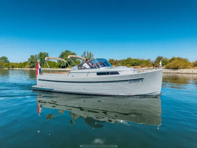 cabinsloep op het water bij een oever