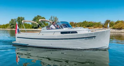 cabinsloep op het water bij een oever