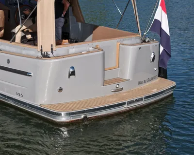 achterzijde van een cabineboot op het water