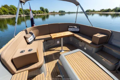 kuip en dek van motorboot op rustig water