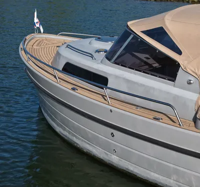 voorkant van een cabinboot in het water