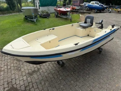 kleine open visboot op oprit