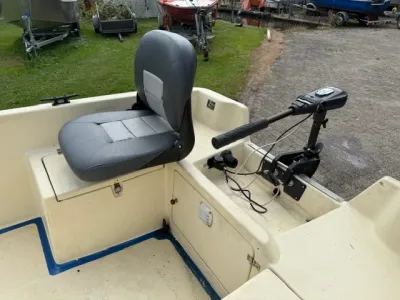 interieur met bestuurdersstoel en elektromotor