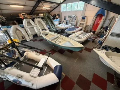meerdere rubberboten in showroom