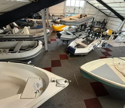 showroom met meerdere rubberboten