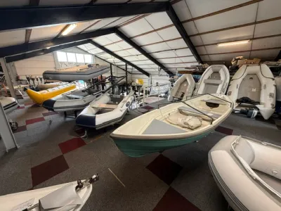 meerdere rubberboten in showroom