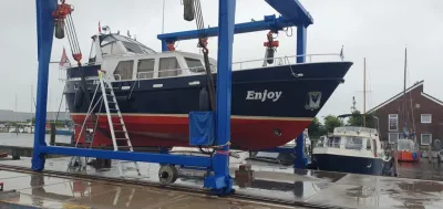 jacht in hijskraan op werf