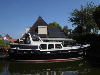 motorjacht aangemeerd voor woonhuis
