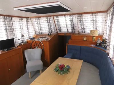 interieur salon met tafel en stuurstand