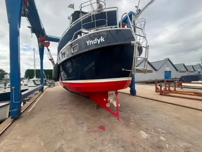 jacht op werf, romp en kajuit zichtbaar