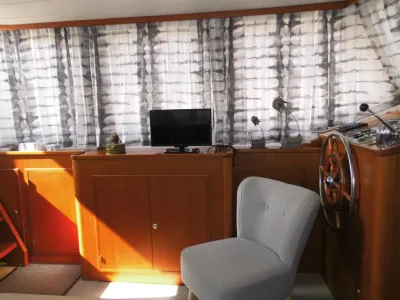 stuurhut interieur met stoel en kast