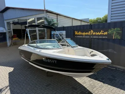 bowrider op trailer bij showroom