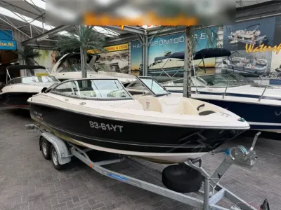 bowrider op trailer in showroom