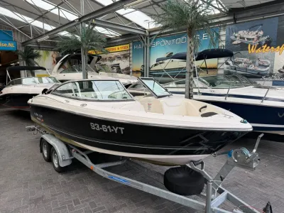 bowrider boot op trailer in showroom